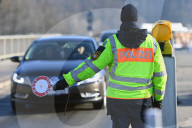 Grenzkontrolle der Bayerischen Grenzpolizei am Grenzuebergang  Oberaudorf