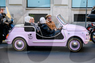 Roma - Turiste con hijab in tour a bordo di una FIAT 500 rosa