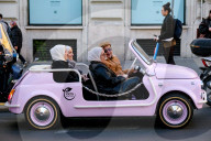 Roma - Turiste con hijab in tour a bordo di una FIAT 500 rosa