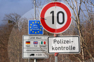 Grenzkontrolle der Bayerischen Grenzpolizei am Grenzuebergang  Oberaudorf, Staatsstrasse 2093