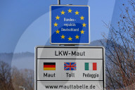 Grenzkontrolle der Bayerischen Grenzpolizei am Grenzuebergang  Oberaudorf, Staatsstrasse 2093