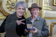 Dan Ohlmann, fondateur du musée Cinéma et Miniature, dans le Vieux-Lyon, reçoit la médaille de la ville en présence de son ami Nicola Sirkis