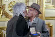 Dan Ohlmann, fondateur du musée Cinéma et Miniature, dans le Vieux-Lyon, reçoit la médaille de la ville en présence de son ami Nicola Sirkis