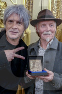 Dan Ohlmann, fondateur du musée Cinéma et Miniature, dans le Vieux-Lyon, reçoit la médaille de la ville en présence de son ami Nicola Sirkis