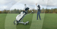 Un chariot de golf intelligent et autonome a été développé pour suivre un joueur et l'aider comme un caddy