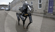 Le ministère de la défense britannique à dévoilé un chien robot pour détecter et désamorcer les bombes