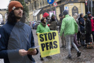 Torino, sit-in organizzato da Greenpeace per protestare contro la presenza dei Pfas nelle acque potabili della regione Piemonte