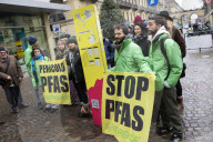Torino, sit-in organizzato da Greenpeace per protestare contro la presenza dei Pfas nelle acque potabili della regione Piemonte