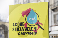 Torino, sit-in organizzato da Greenpeace per protestare contro la presenza dei Pfas nelle acque potabili della regione Piemonte