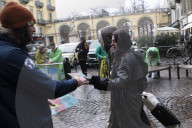 Torino, sit-in organizzato da Greenpeace per protestare contro la presenza dei Pfas nelle acque potabili della regione Piemonte