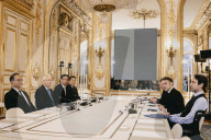 Le président Emmanuel Macron lors d'un entretien avec Zhang Guoqing, Vice-Premier ministre du Conseil des affaires de l'État de la Chine, au palais de l'Elysée à Paris