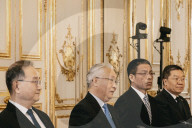 Le président Emmanuel Macron lors d'un entretien avec Zhang Guoqing, Vice-Premier ministre du Conseil des affaires de l'État de la Chine, au palais de l'Elysée à Paris