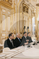 Le président Emmanuel Macron lors d'un entretien avec Zhang Guoqing, Vice-Premier ministre du Conseil des affaires de l'État de la Chine, au palais de l'Elysée à Paris