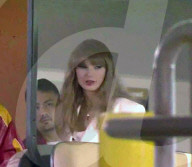 PEOPLE - Taylor Swift ist gekommen, um ihren Freund Travis Kelce beim Super Bowl spielen zu sehen
