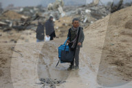 Displaced Gazans walk north