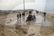 Displaced Gazans walk north
