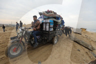 Displaced Gazans walk north