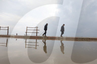 Displaced Gazans walk north