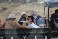 Displaced Gazans walk north