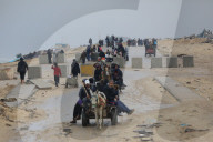 Displaced Gazans walk north