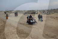 Displaced Gazans walk north