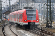 Einfahrende S-Bahn in Muenchen Ost