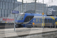 Einfahrender Zug der BRB  in Muenchen Ost
