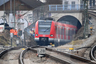 Einfahrende S-Bahn in Muenchen Ost