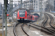 Einfahrende S-Bahn in Muenchen Ost