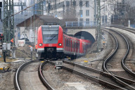 Einfahrende S-Bahn in Muenchen Ost