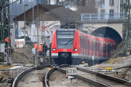 Einfahrende S-Bahn in Muenchen Ost