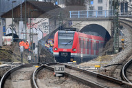 Einfahrende S-Bahn in Muenchen Ost