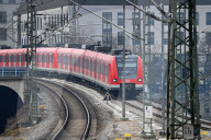 Einfahrende S-Bahn in Muenchen Ost