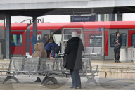 Wartende Fahrgaeste  am Ostbahnhof in Muenchen