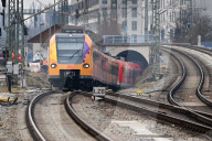 Einfahrende S-Bahn in Muenchen Ost