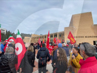 Protesta per dire no alla Link University davanti la sede della Regione Marche