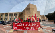 Protesta per dire no alla Link University davanti la sede della Regione Marche