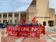 Protesta per dire no alla Link University davanti la sede della Regione Marche