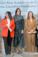 La reine Letizia d'Espagne assiste à la 5ème édition des prix de la Fondation de l'Académie royale des sciences d'Espagne récompensant les jeunes talents scientifiques féminins.