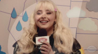 Images de la vidéo Vogue Magazine "The Short Report" avec Sabrina Carpenter