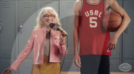 Images de la vidéo Vogue Magazine "The Short Report" avec Sabrina Carpenter