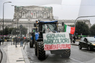 Milano - Protesta agricoltori presso regione Lombardia, trattori in corteo per la città