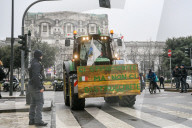 Milano - Protesta agricoltori presso regione Lombardia, trattori in corteo per la città