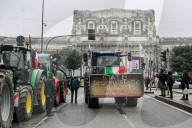 Milano - Protesta agricoltori presso regione Lombardia, trattori in corteo per la città