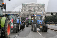 Milano - Protesta agricoltori presso regione Lombardia, trattori in corteo per la città