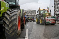 Milano - Protesta agricoltori presso regione Lombardia, trattori in corteo per la città