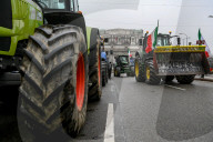 Milano - Protesta agricoltori presso regione Lombardia, trattori in corteo per la città