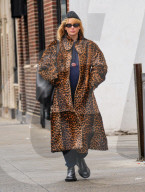 Schwangere Jennifer Lawrence in einem Leo-Print Mantel unterwegs in New York 