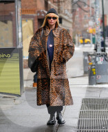 Schwangere Jennifer Lawrence in einem Leo-Print Mantel unterwegs in New York 
