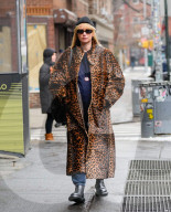 Schwangere Jennifer Lawrence in einem Leo-Print Mantel unterwegs in New York 
